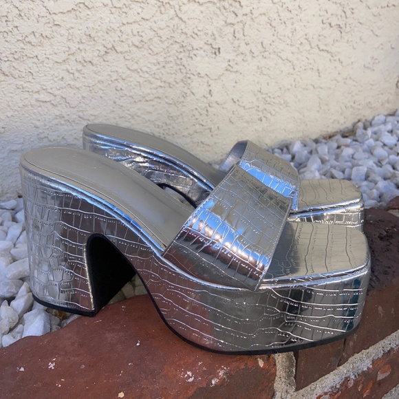 SILVER METALLIC CHUNKY PLATFORMS SLIDES SANDALS HEELS MIRROR BALL DISCO PLEASER - Picture 1 of 13